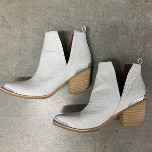 Jeffrey Campbell Cromwell Bootie White Snake 9